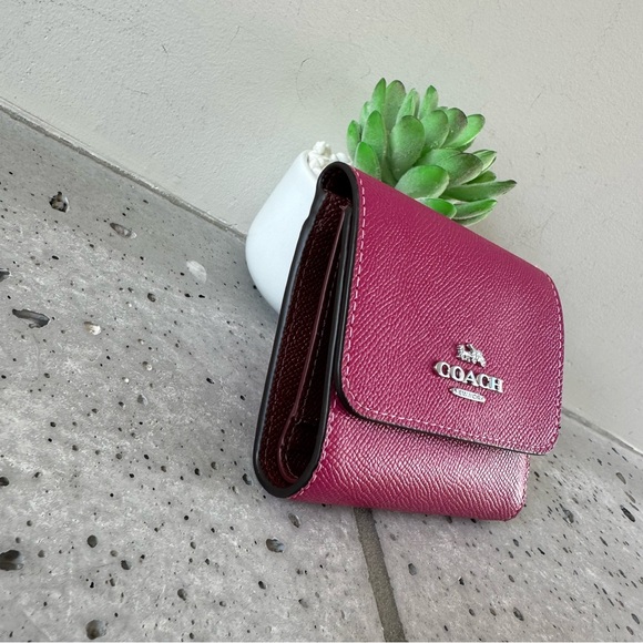 NWT Coach Small Trifold Wallet - Picture 2 of 10